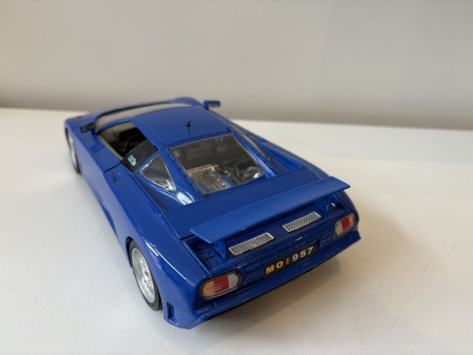 Model Bugatti EB110 1:18 BBurago Burago (maisto welly)