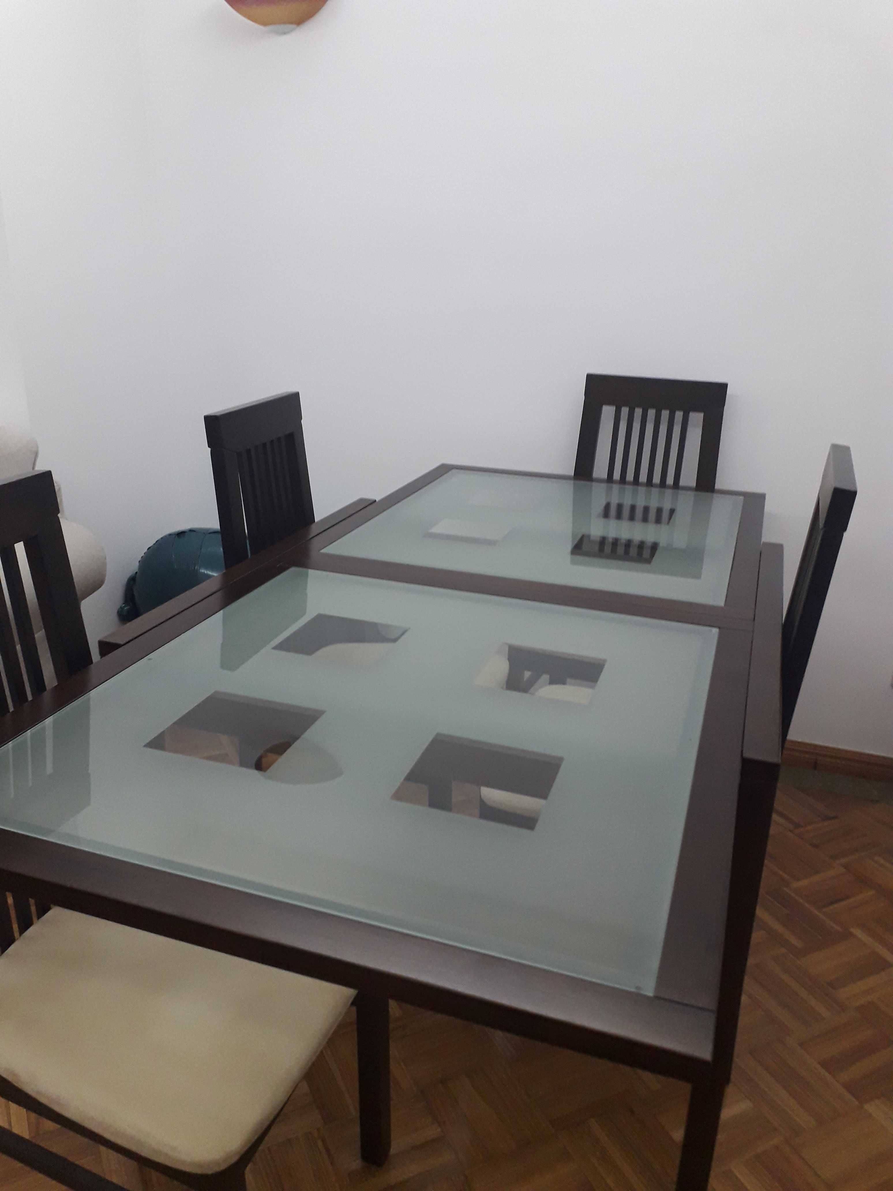 Mesa extensível com tampo em vidro e 4 cadeiras