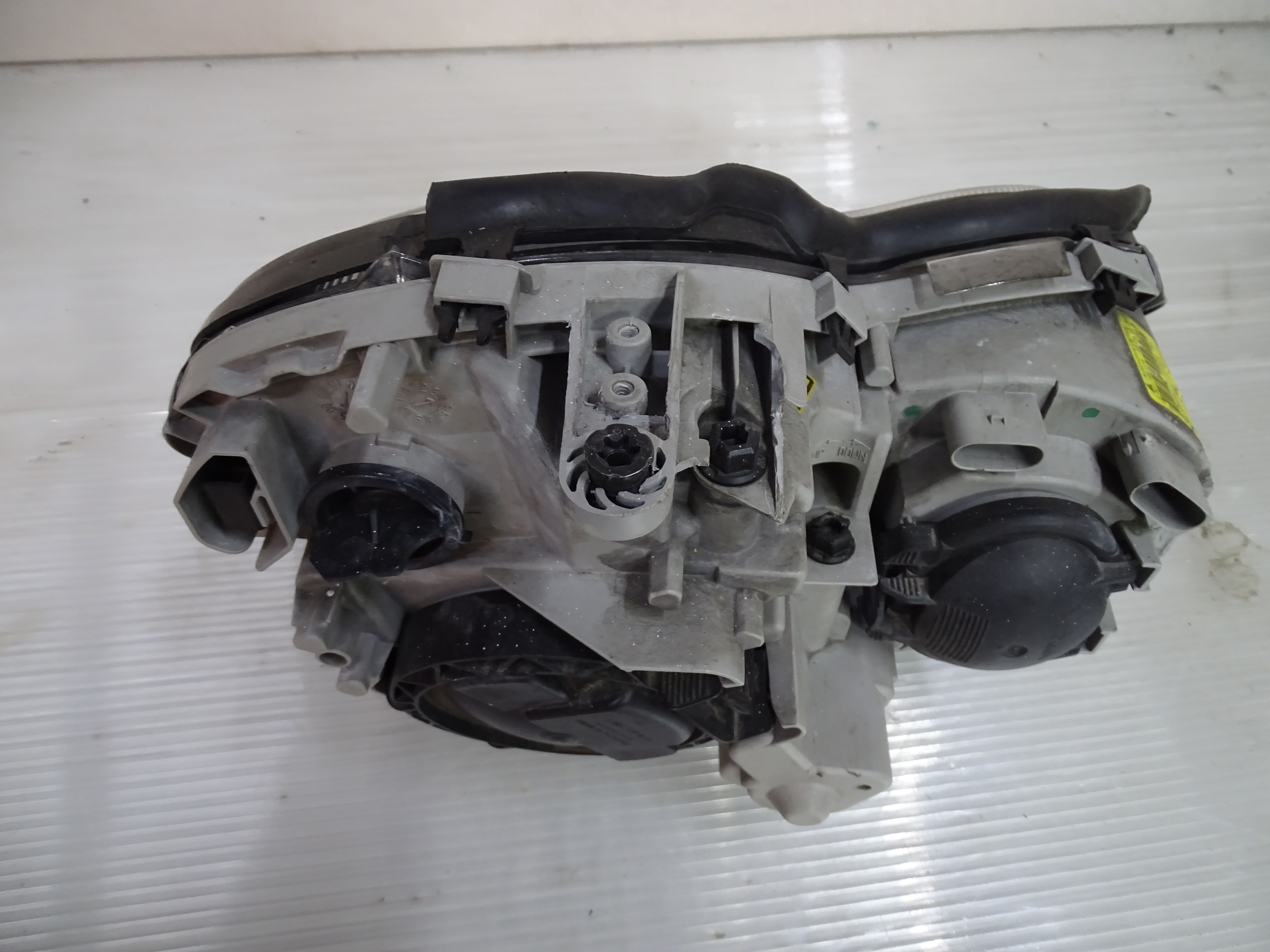 MERCEDES  KLASA W203 lampa Xenon lewa + prawa Europa