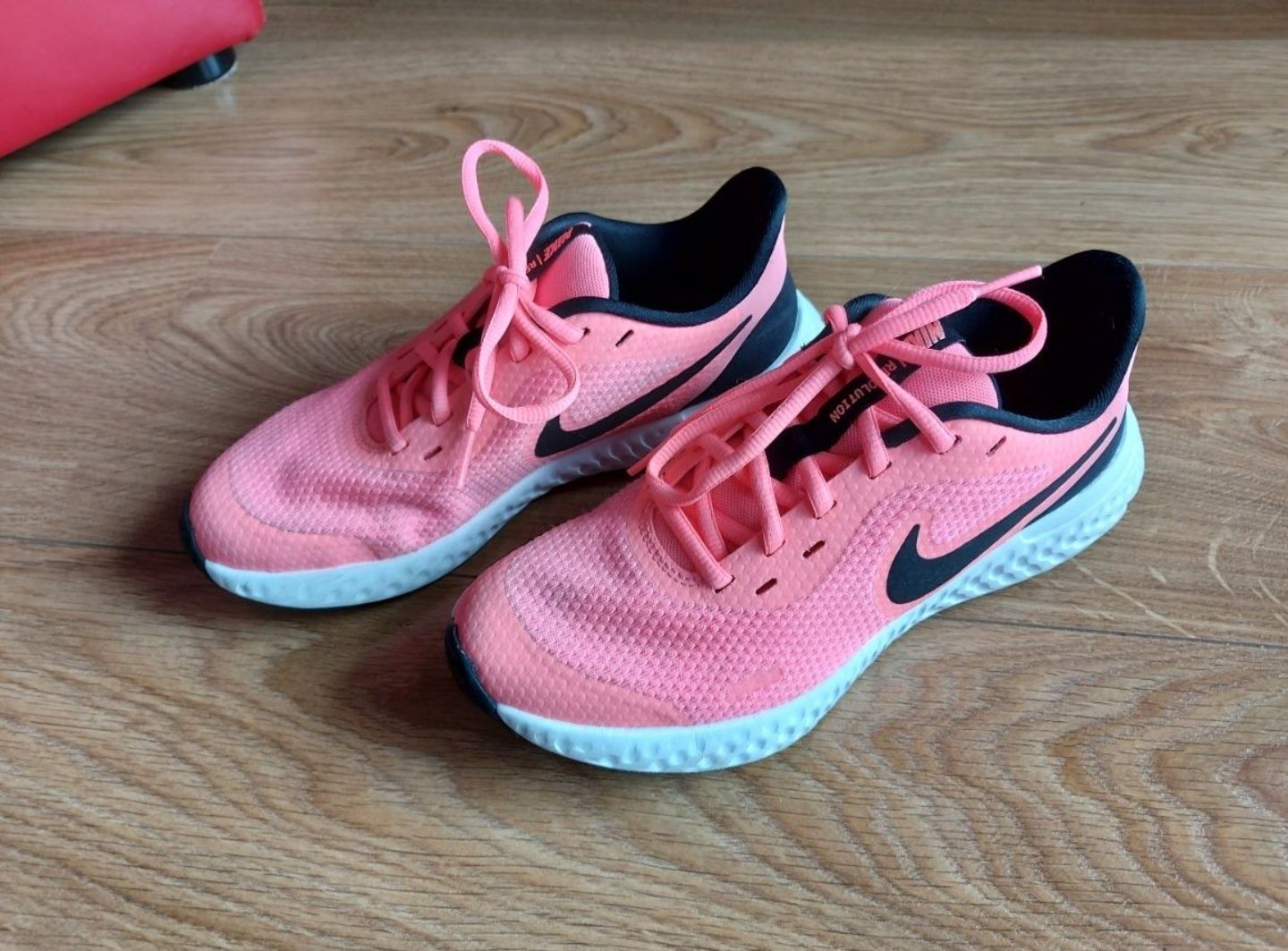 sportowe buty nike dla dziewczynki 
rozmiar 36.5.    23.5 cm.