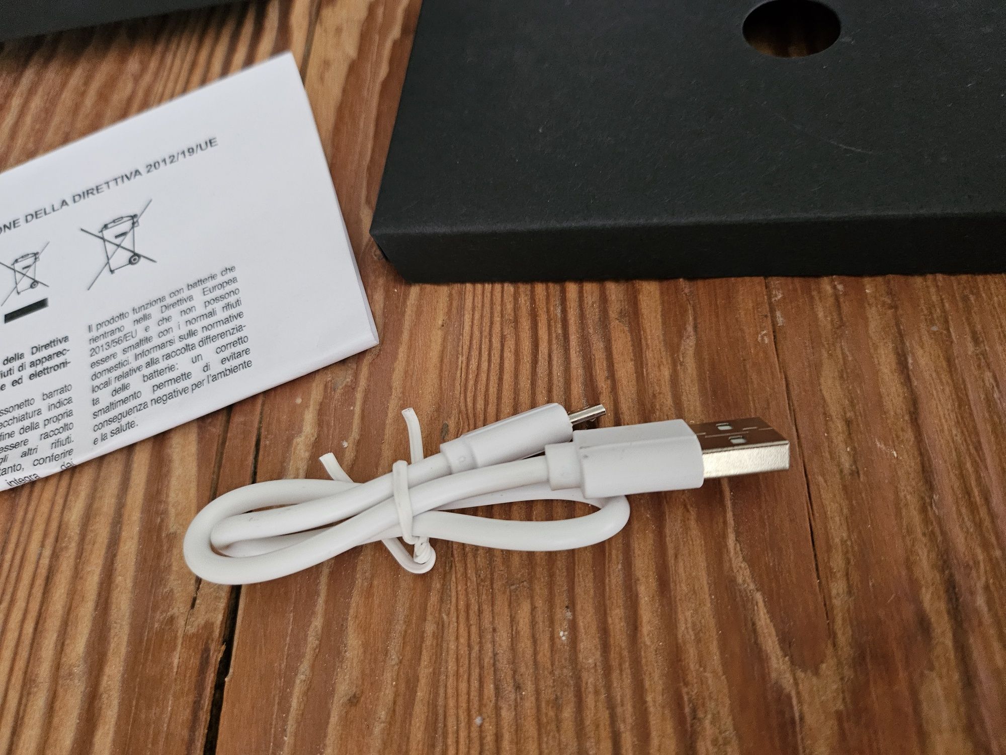 Powerbank 4000 mAh płaski od marki LIU JO.