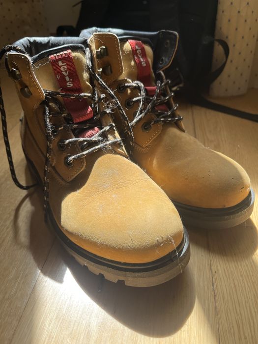 Botas levis castanhas