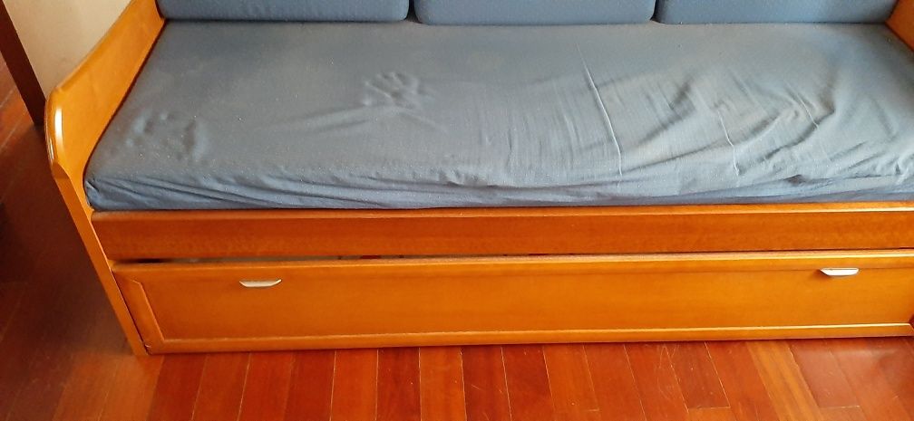 Sofá cama em madeira