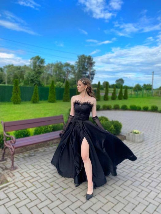 Продам випускну сукню з пір'ям