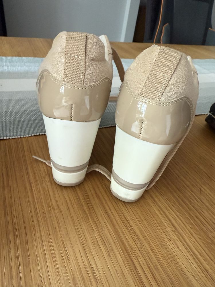 Adidasy na koturnie