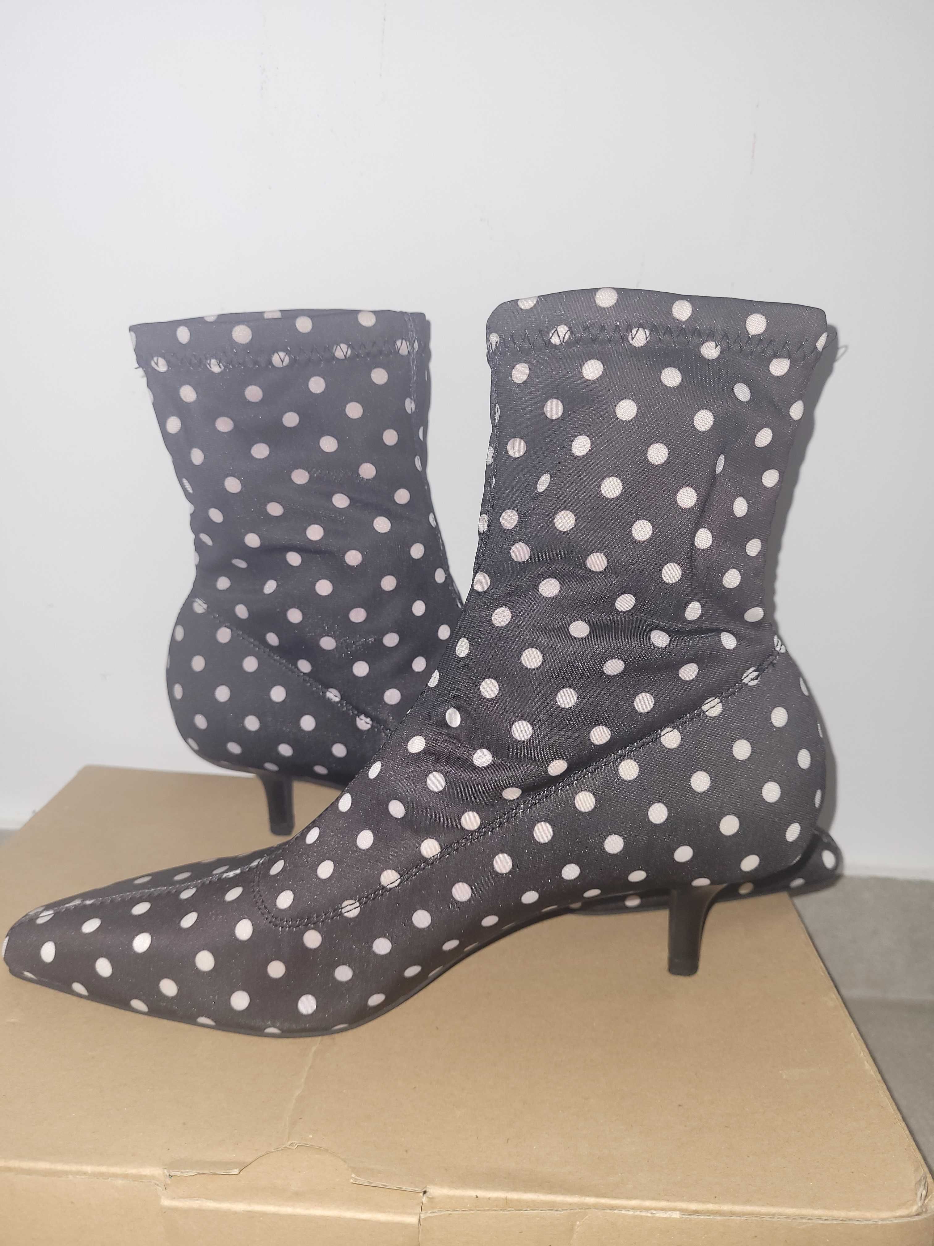 Bota preta com bolinhas brancas Zara tamanho 36