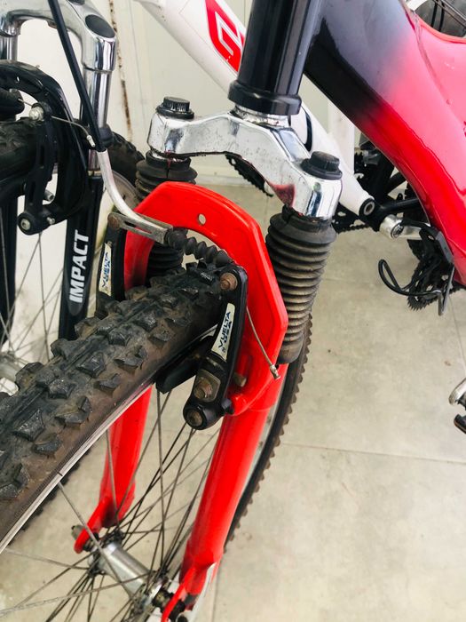 Bicicleta BTT com suspensão total