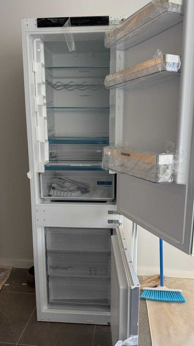 Frigorífico combinado encastre SIEMENS — Novo, com fatura/garantia