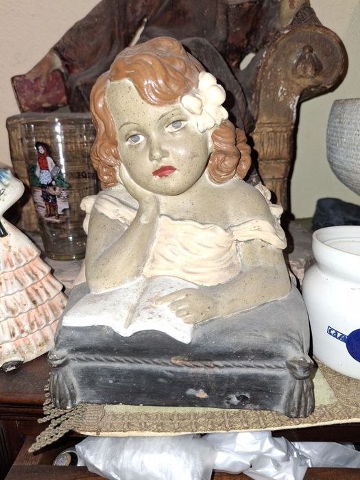 Boneco decorativo em loiça menina estudando