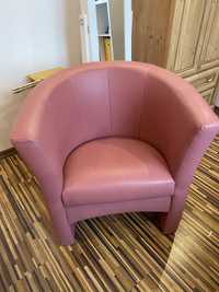 Różowy fotel do pokoju