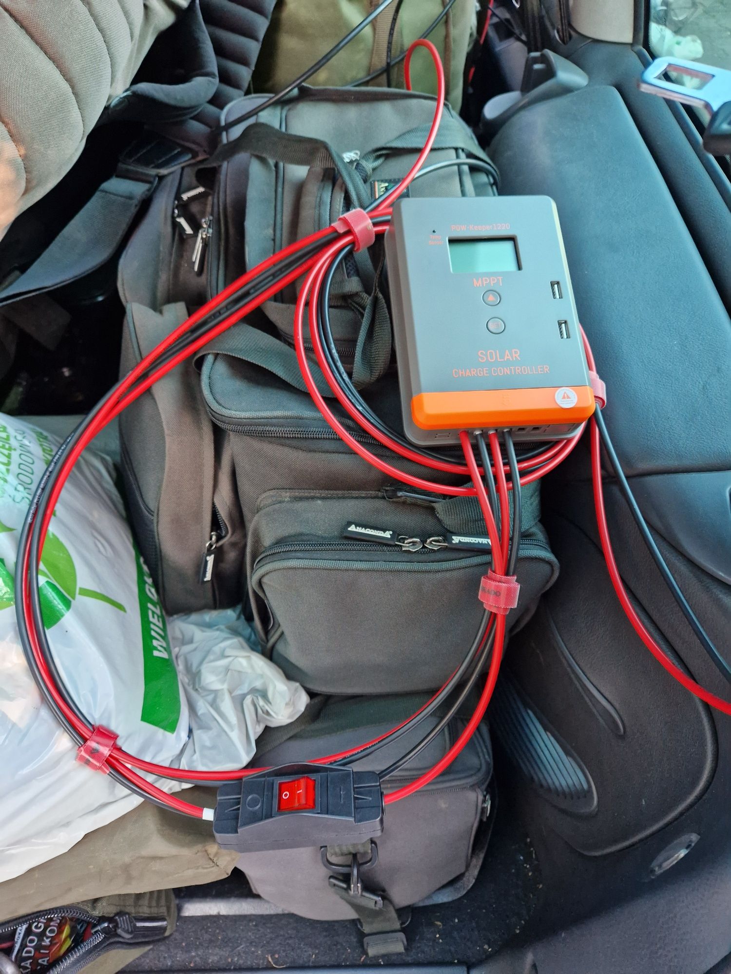 Zestaw solarny : relingi,  panel PV, regulator,  akumulator plus inne.