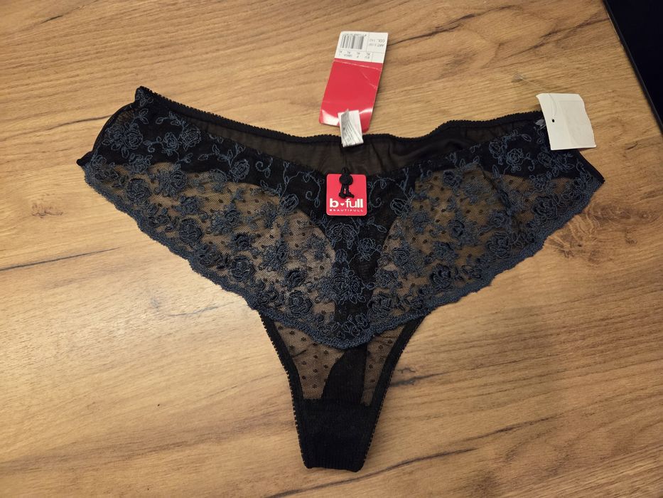 Nowe, ciemne stringi z koronką