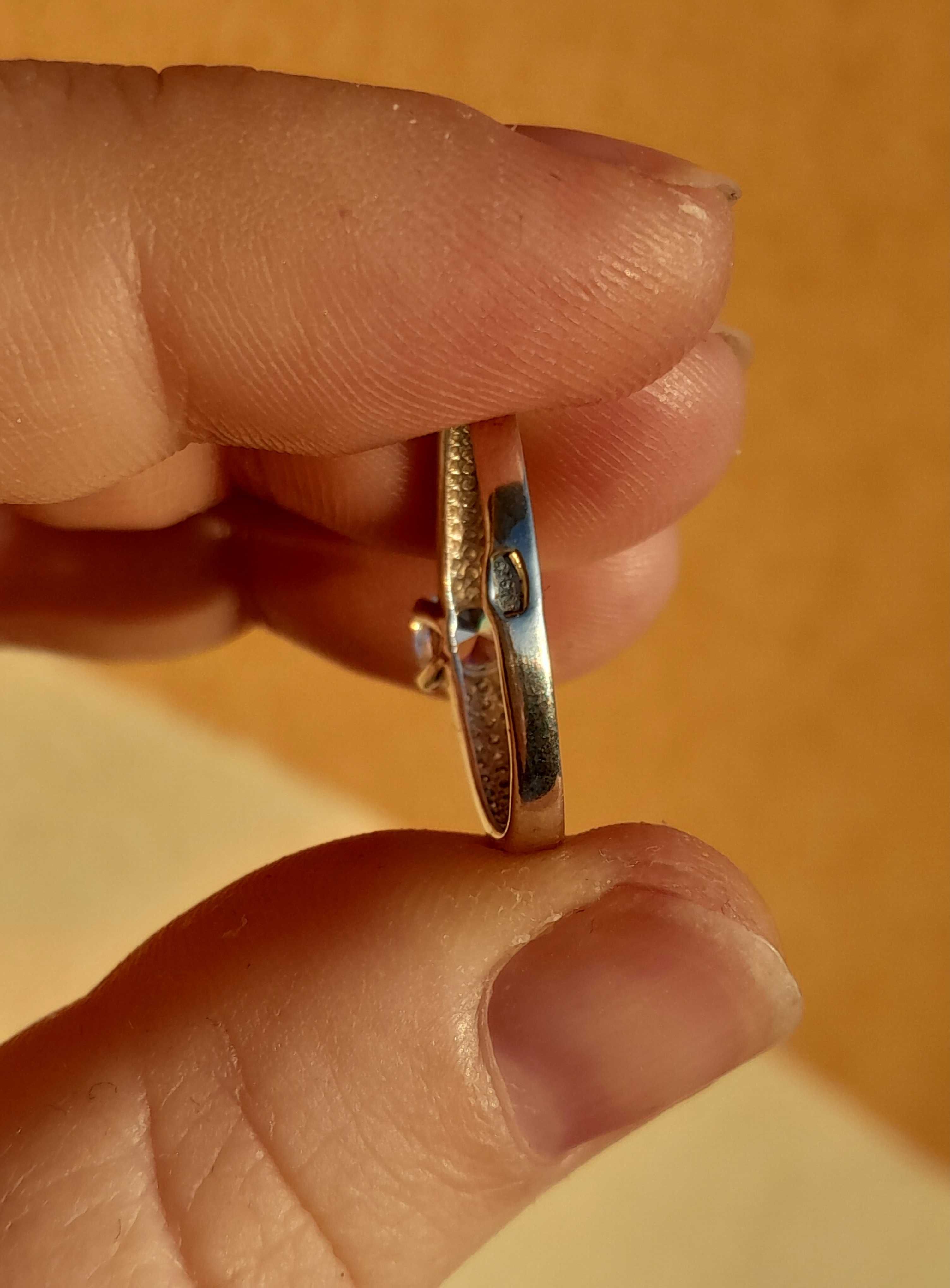 Srebrny pierścionek z cyrkoniami, kamień o szlifie brylantowym.