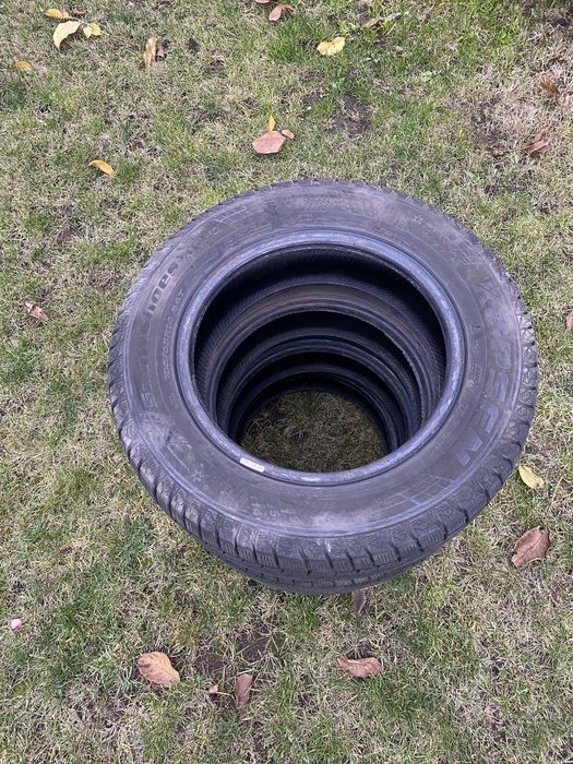 Продам зимний комплект шин 185/65R14