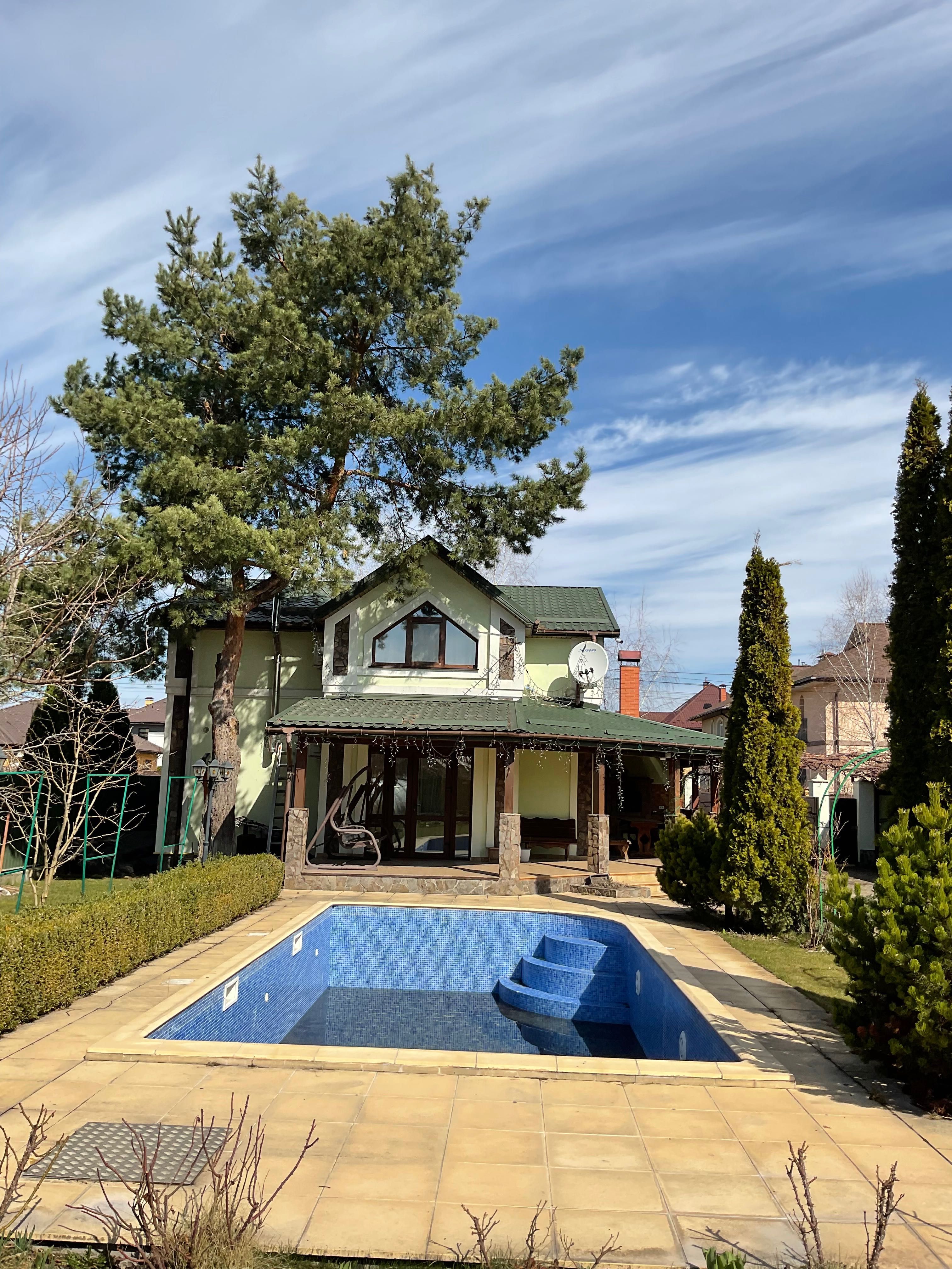 Р-н « Купава» продаж капітального будинку на 20 сотках з басейном.