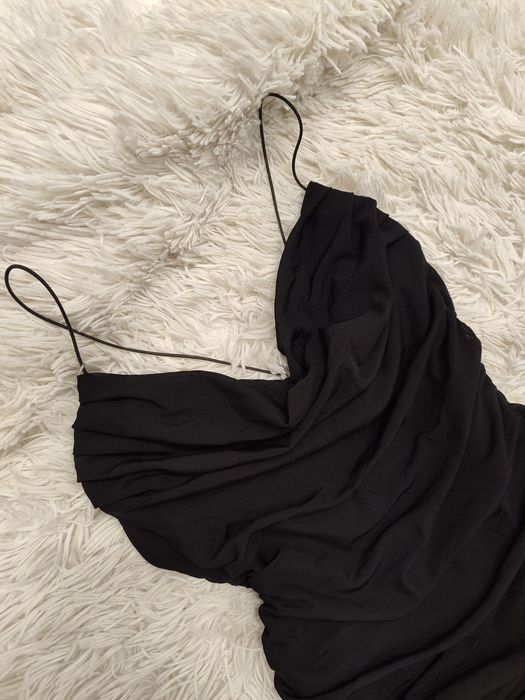 czarna sukienka midi