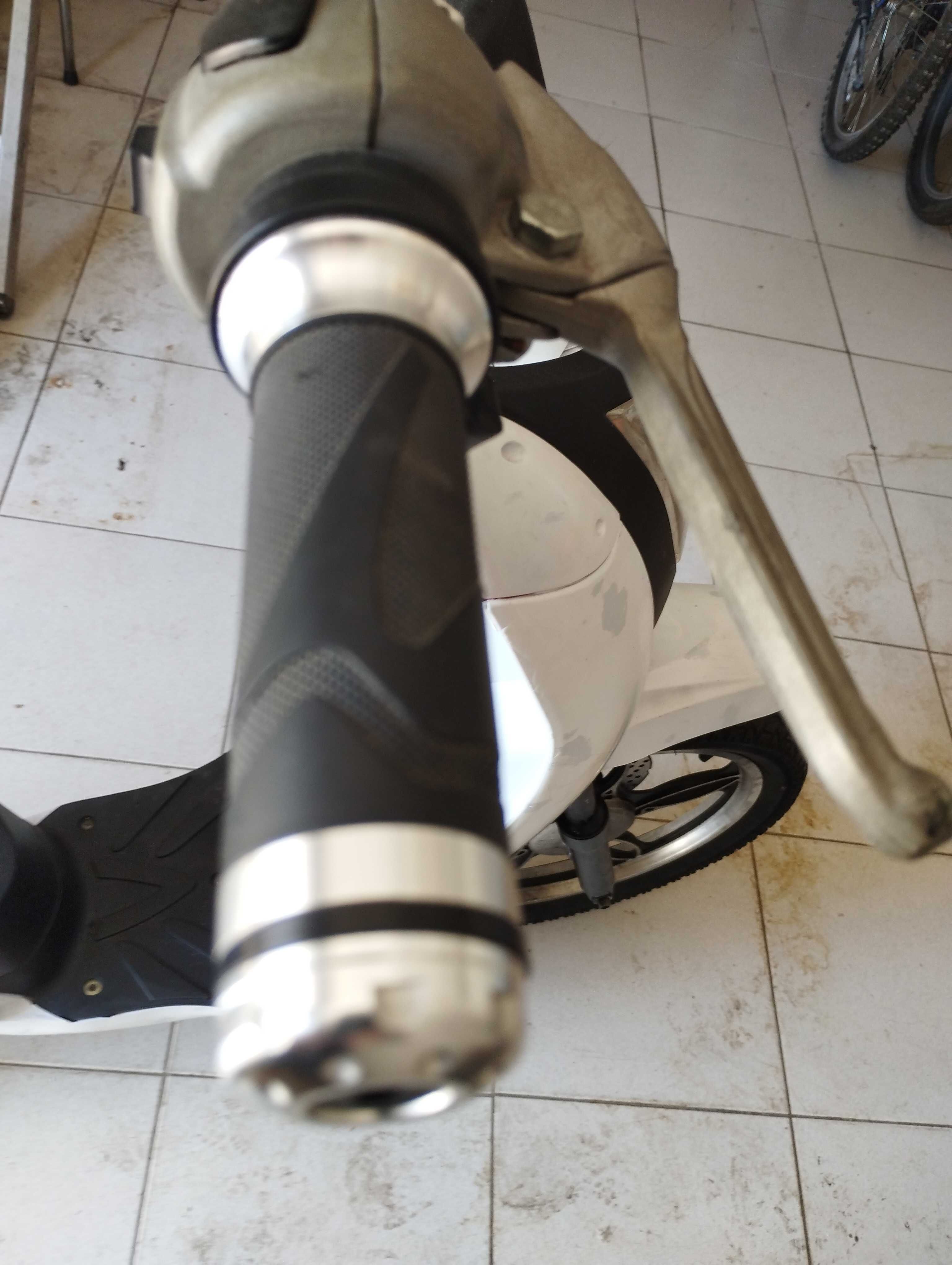 Scooter sem carta 100% elétrica