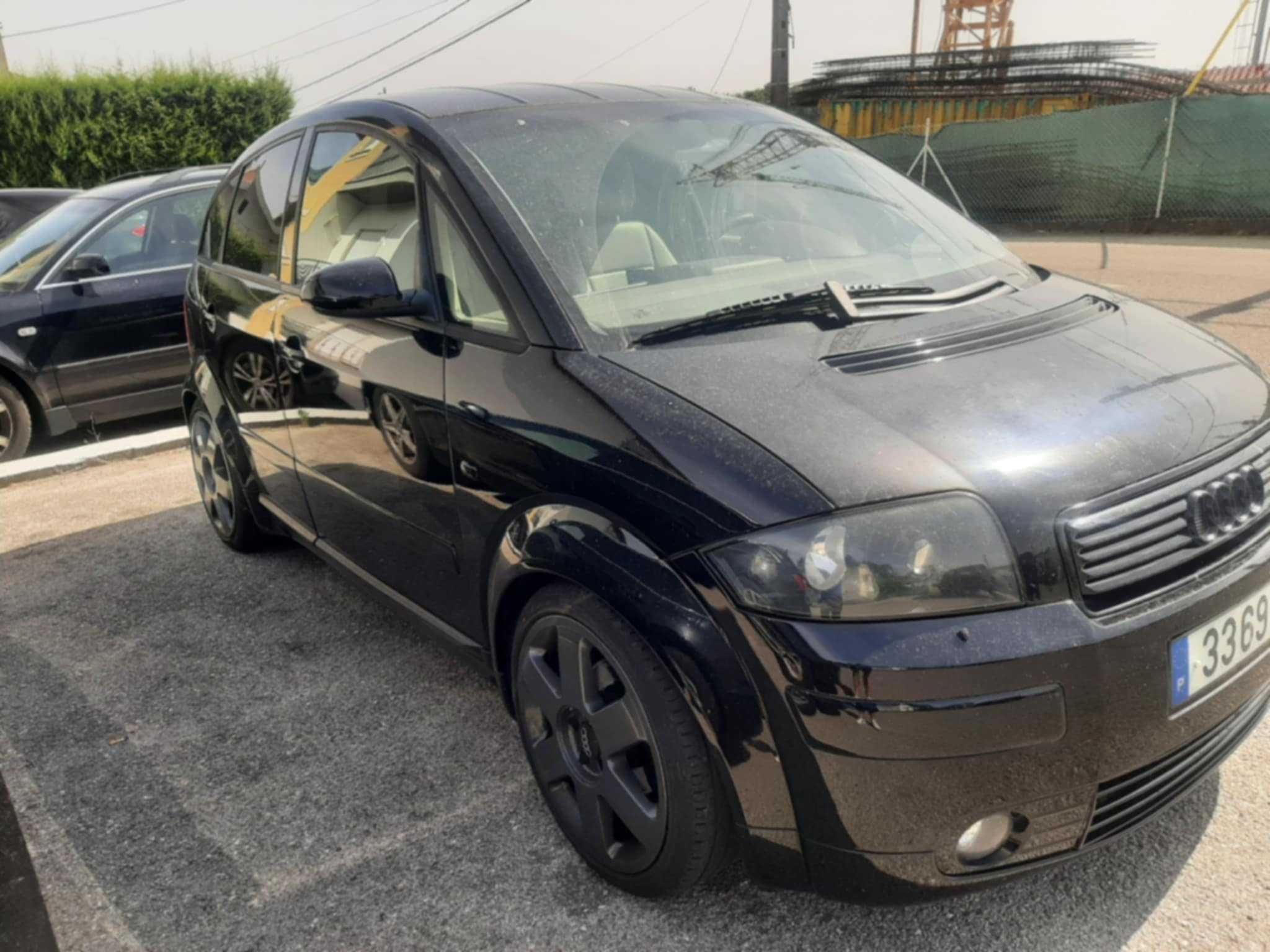 Audi a 2  com películas e jantes amolgadas