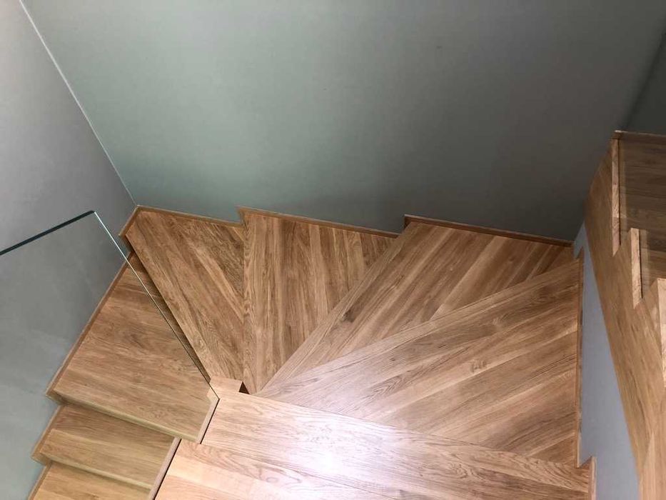 Schody dywanowe dębowe z balustradą szklaną Producent