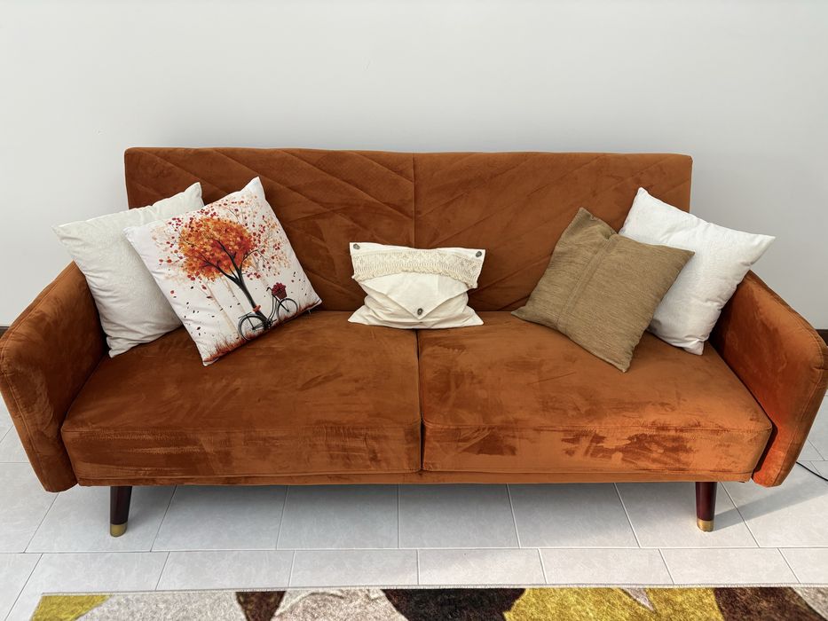 Sofá usado - cor de laranja - negociável
