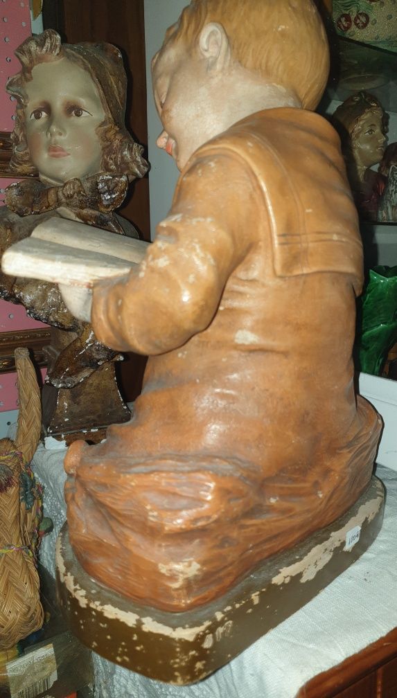 Encantadora antiga escultura de um rapaz com livro em faiança
