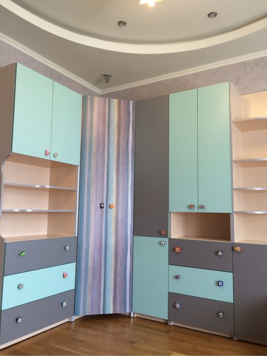 Кутова дитяча шафа з яскравими фасадами