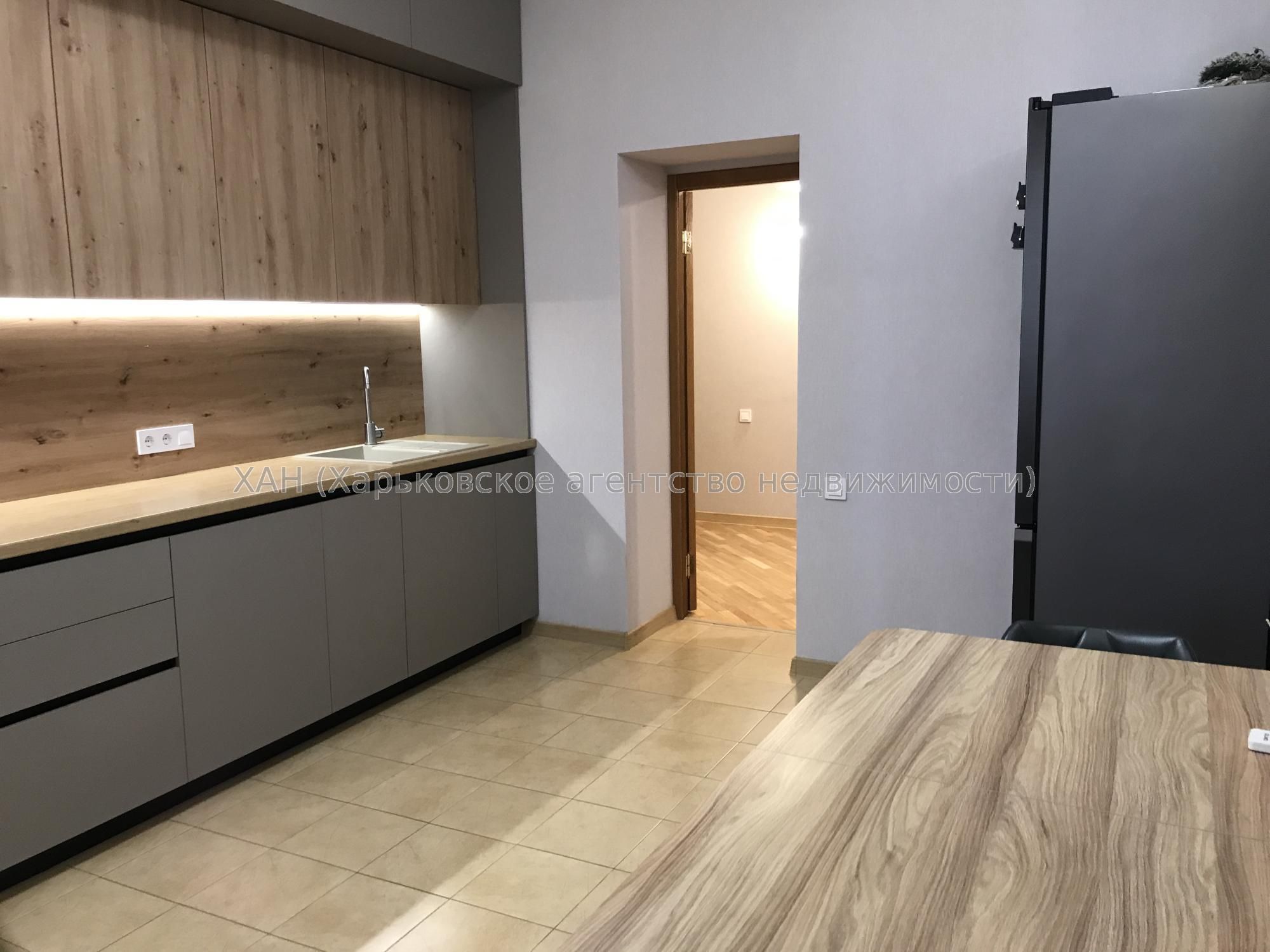 Продам 4к кв.у центрі міста 120тис.з послугами АН  М52