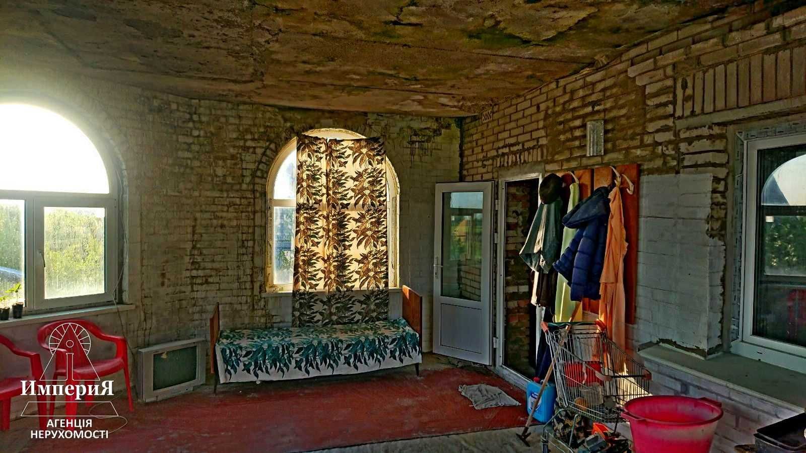 Продам большой дом в Центре Шкаровки.