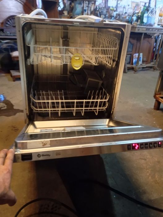 Vendo esta máquina de lavar loiça a trabalhar muito bem