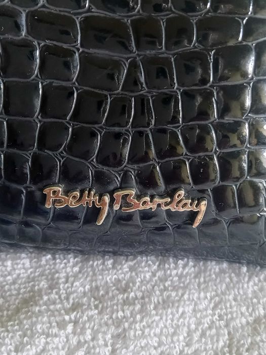 Czarna lakierkowana torebka/ kopertówka Betty Barclay