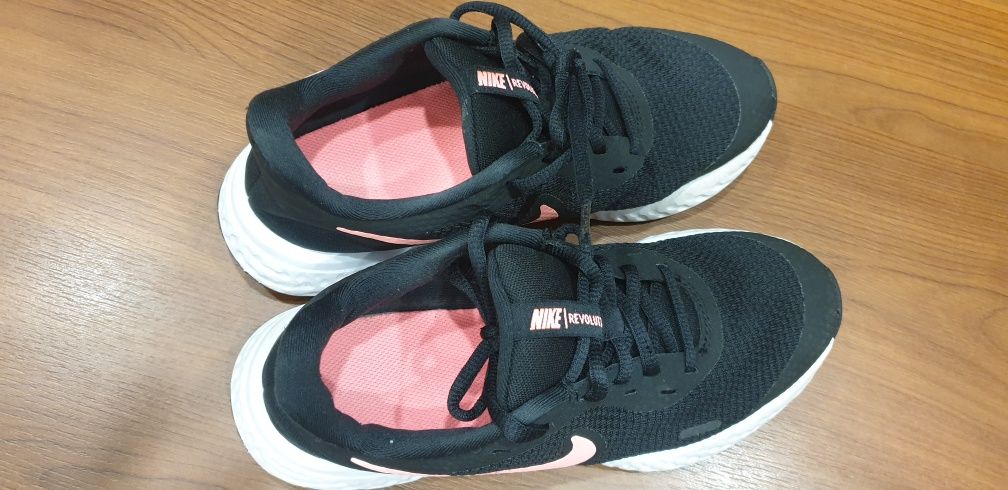 Sprzedam buty damskie dziewczęce Nike Revolution r36,5 23,5cm