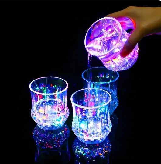 Kolorowy świecący kieliszek szklanka do wody zmieniający kolor bar