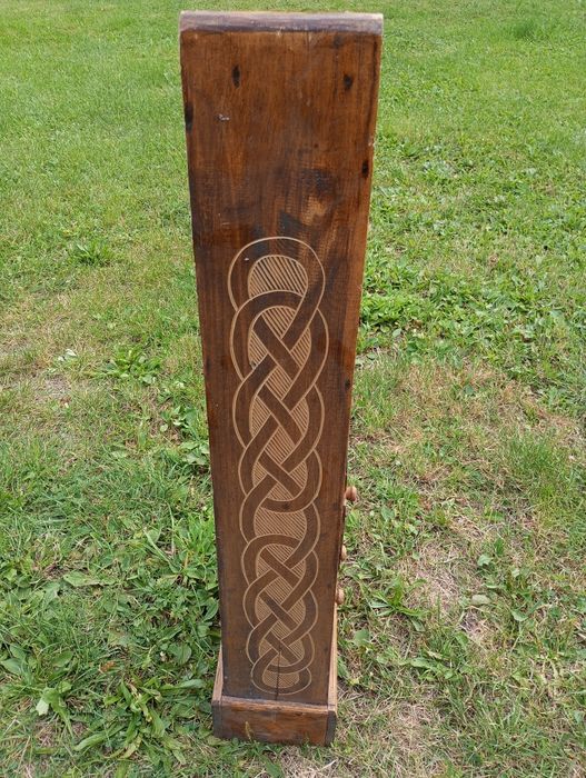 Stara komoda w kształcie piramidy