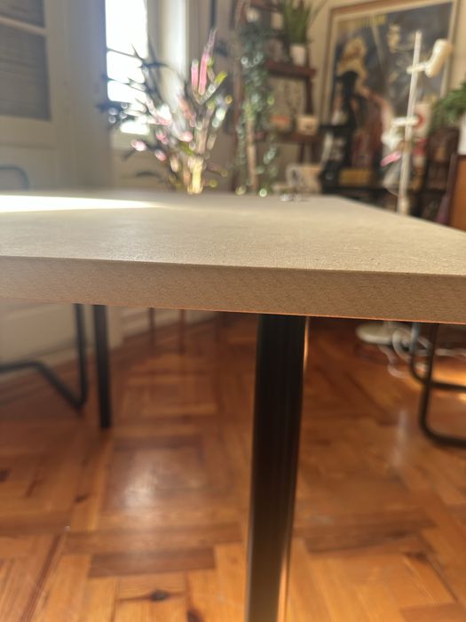 Mesas de madeira com pes metalicos