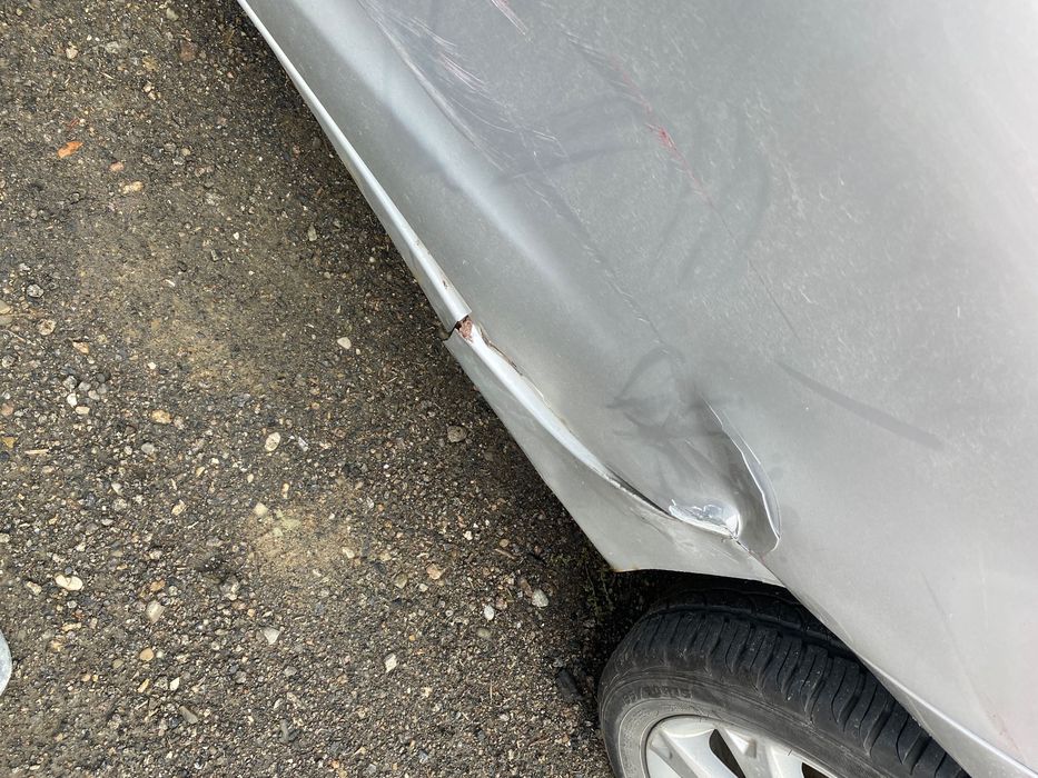 Ford fiesta MK7 uszkodzony lewy bok