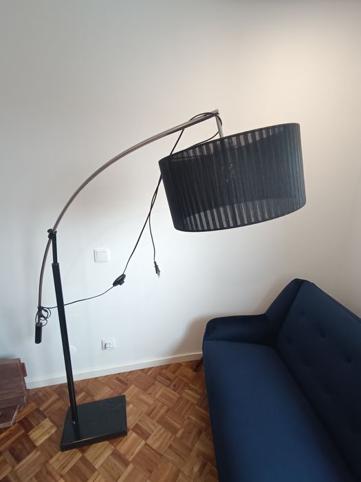 Candeeiro de pé com base em pedra