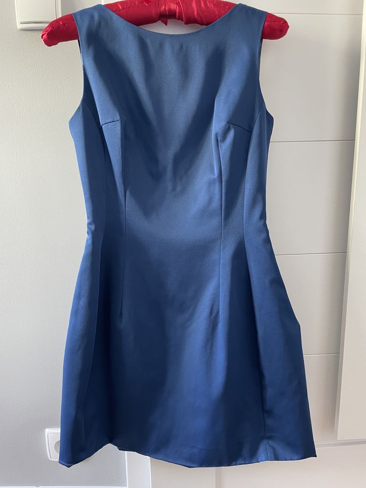 Niebieska sukienka dekolt na plecach