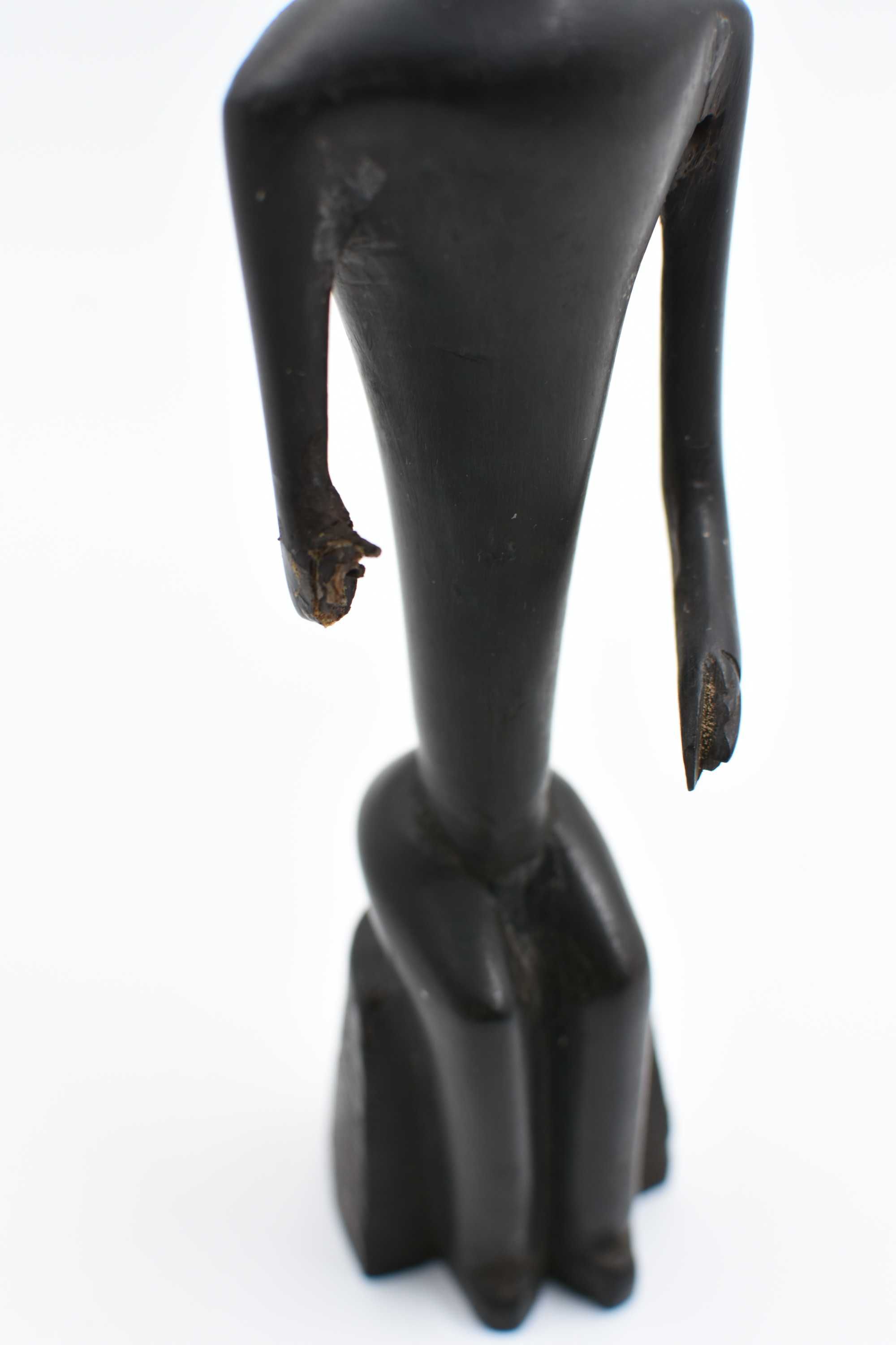 Pequena estatueta africana em pau preto