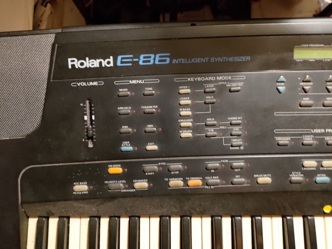 Órgão Roland E 86