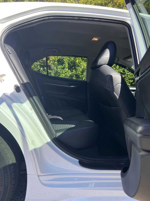 Toyota Camry SE      2020