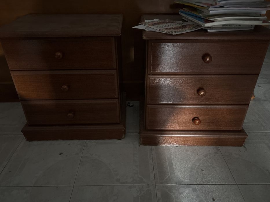 mesinhas de cabeceira de madeira em bom estado, cada uma 15€