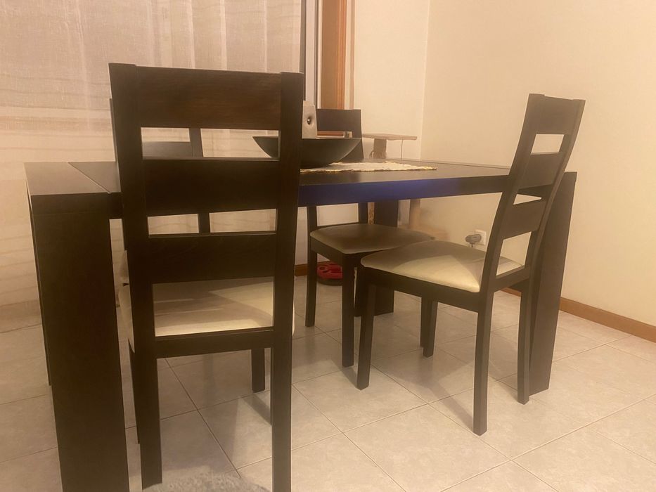 Mesa de Jantar com 4 cadeiras