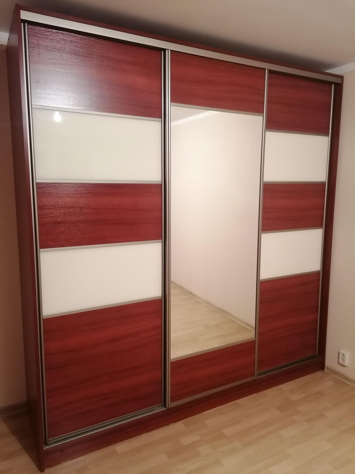 Sprzedam Szafe stan bardzo dobry 240 cm wys x 230 cm szer.