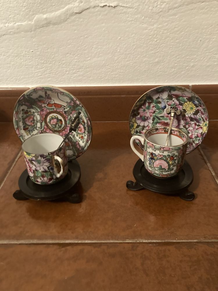 Conjunto de duas chávenas de café clássicas
