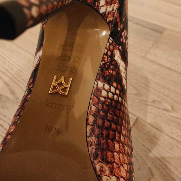 Продаю нові жіночі кольорові туфлі Kazar р. 39,5 на каблуку
