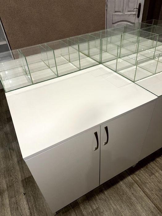 Стіл, тумба, вітрина б/у