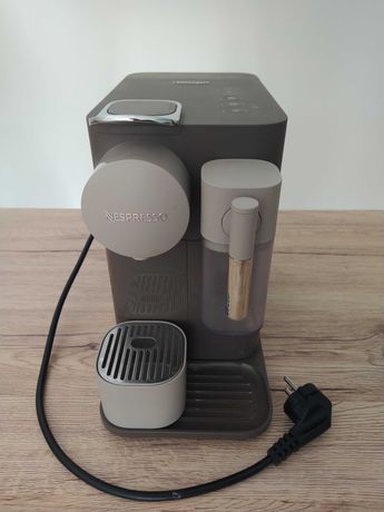 Máquina de Café Cafeteira Nespresso Lattíssima