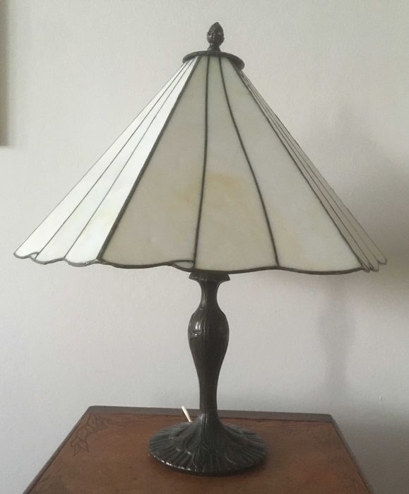 Lampa stojąca wykonana techniką Tiffany'ego.