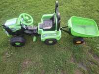 Traktor na pedały z przyczepką