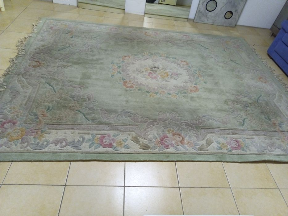 Pack sofá, mesa jantar, tapete, quadro, resguardo e mesinhas